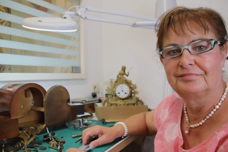 Die Uhrmachermeisterin Cornelia Zachey bei der Arbeit in Ihrer Uhrenwerkstatt